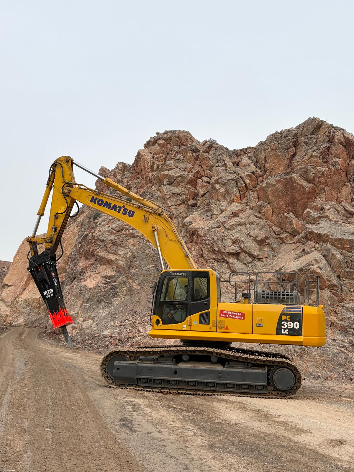 Excavator at Bemaş quarry