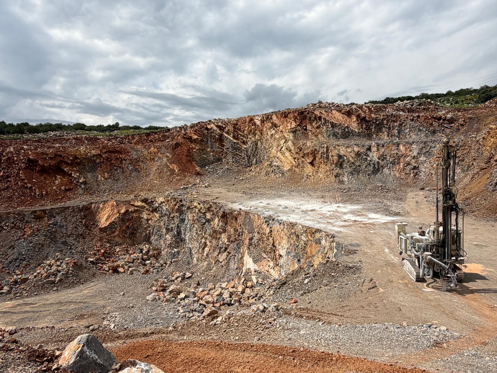 Drilling machine and quarry site at Bemaş
